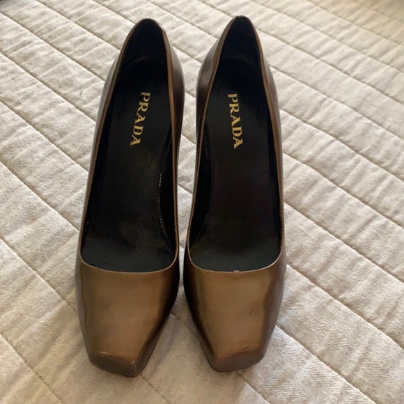 SOLD IRL Prada bronze pumps - Picture 3 of 14